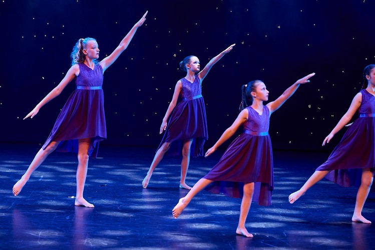 Lyrical performance at art gallery opening in Mumbai