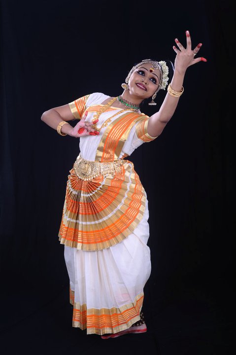 Solo Mohiniyattam dancer with jasmine flowers and temple jewelry